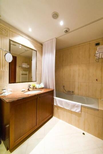 Фото номера Семейный номер Отель Lux Garden Hotel г. Азуга 2