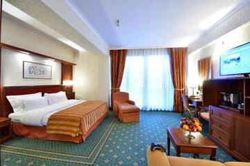 Фото номера Представительский двухместный номер с 1 кроватью Отель Lux Garden Hotel г. Азуга 3